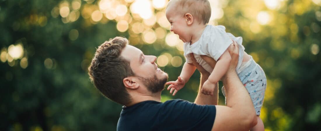 Quantos dias de licença paternidade: entenda o prazo, a CLT e quando ele pode aumentar